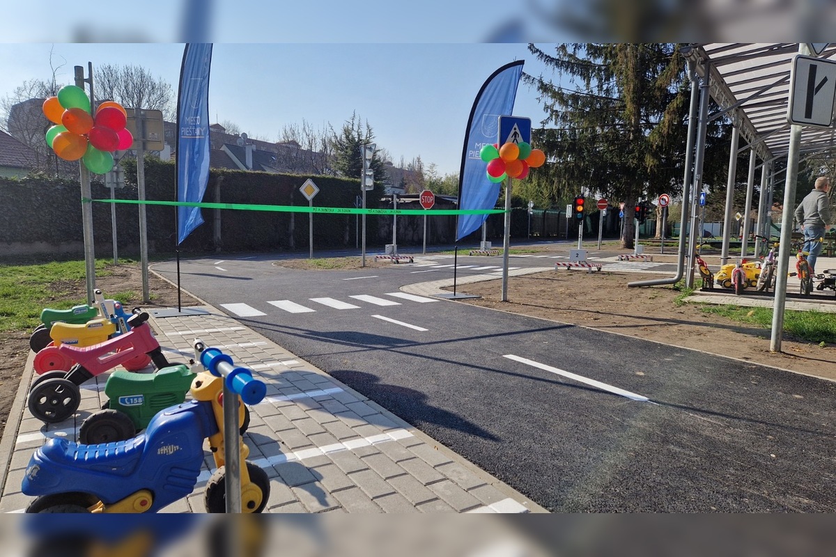 FOTO: Malí vodiči sadli za volant. V Piešťanoch otvorili moderné dopravné ihrisko pre deti, foto 10
