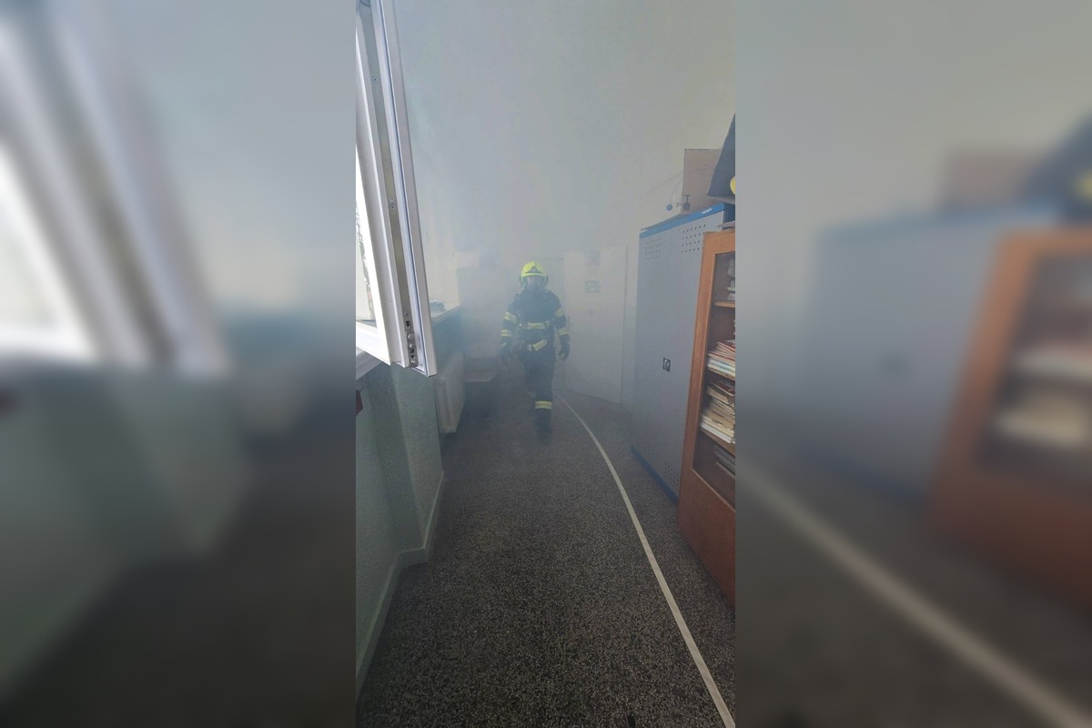 FOTO: Na Základnej škole v Čiernom Brode zasahovali hasiči, foto 5