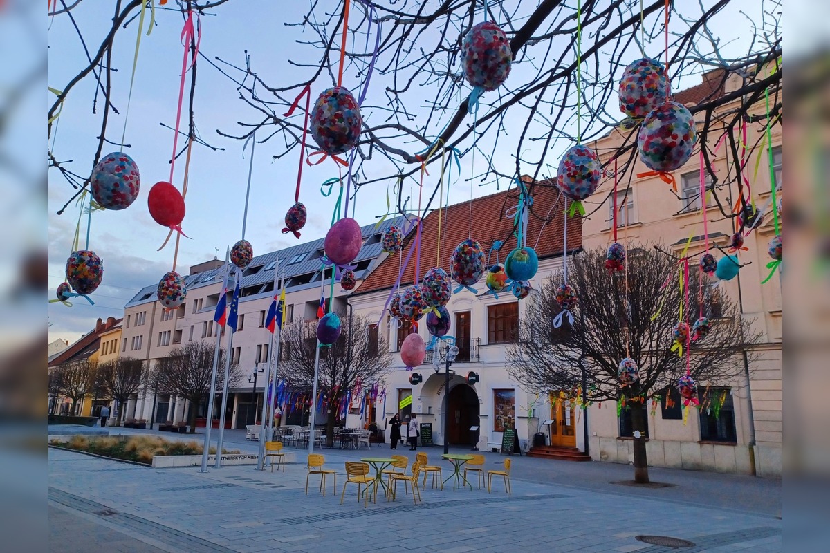 FOTO: Trnava už žiari pestrými farbami Veľkej Noci, foto 1