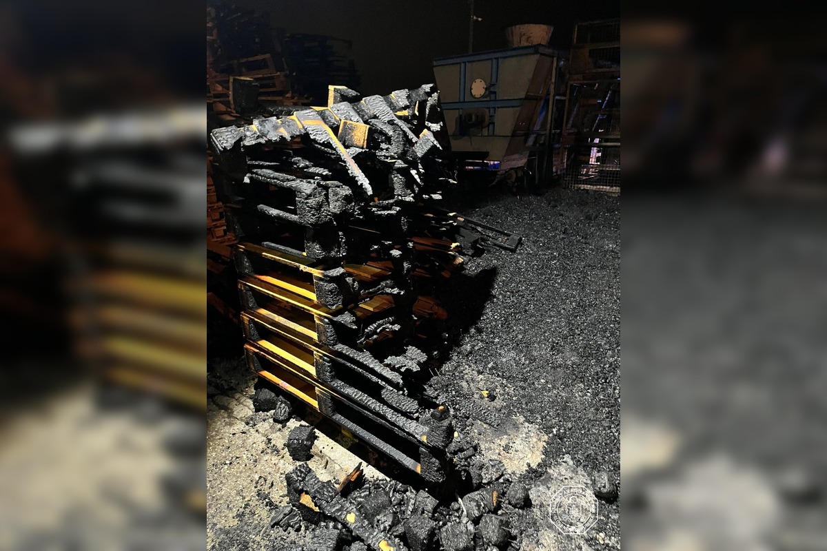 FOTO: Požiar v areáli firmy recyklácie plastov vo Zvončíne, foto 1