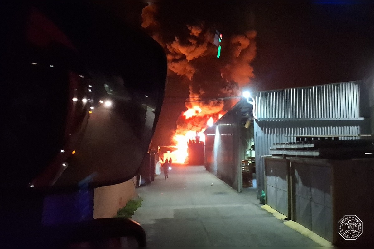 FOTO: Požiar v areáli firmy recyklácie plastov vo Zvončíne, foto 2
