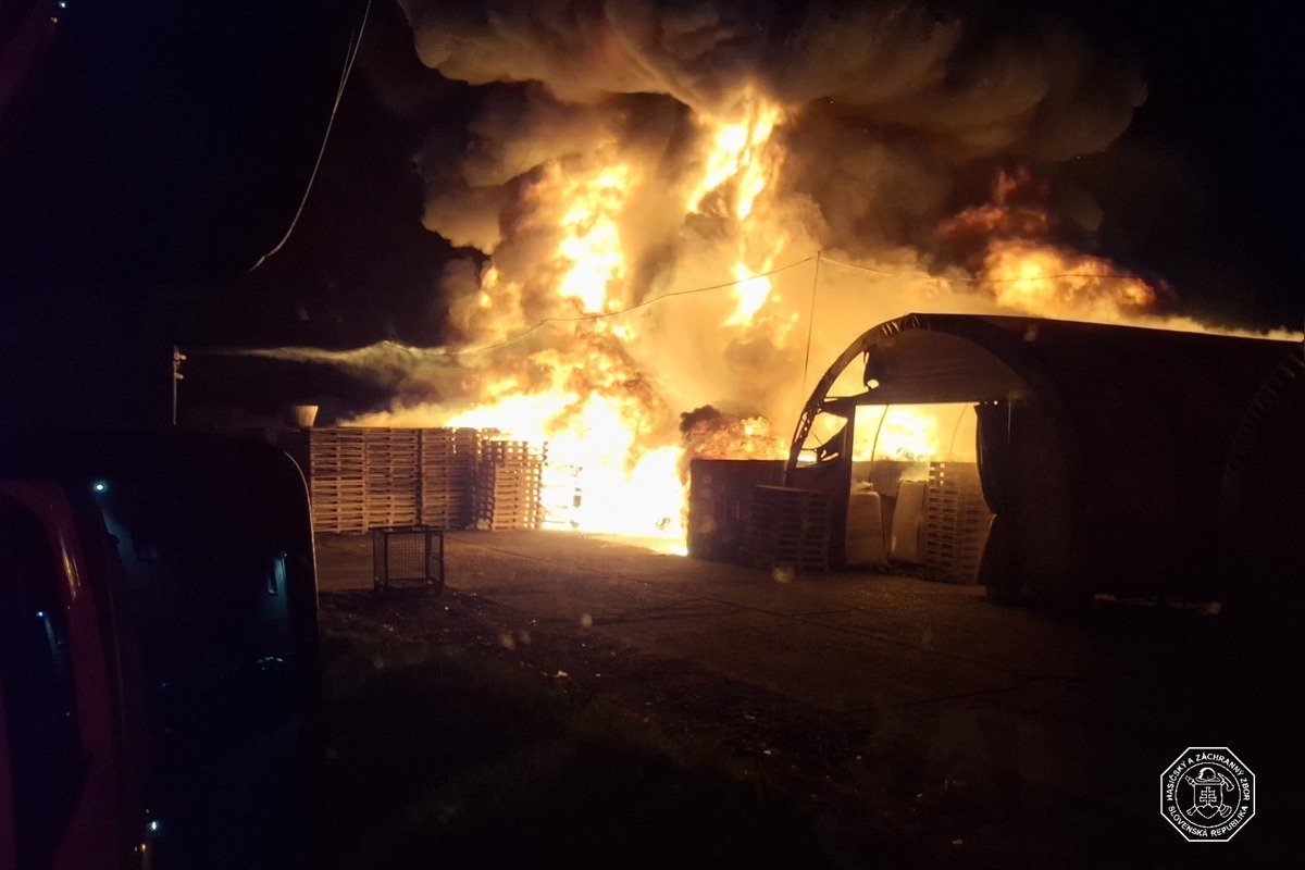 FOTO: Požiar v areáli firmy recyklácie plastov vo Zvončíne, foto 3