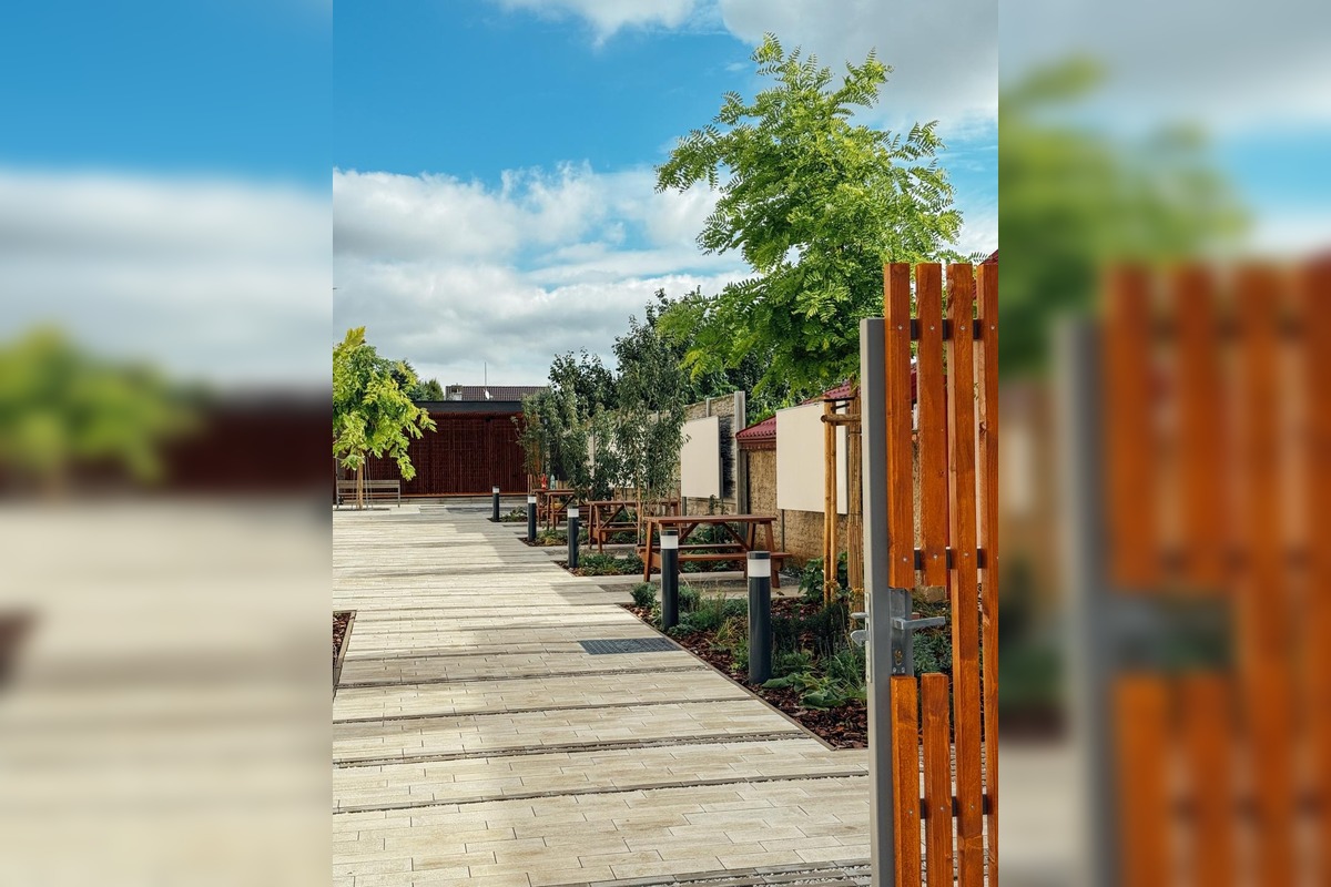 FOTO: V Modranke sa skrášli priestor pred kultúrnym domom, foto 1