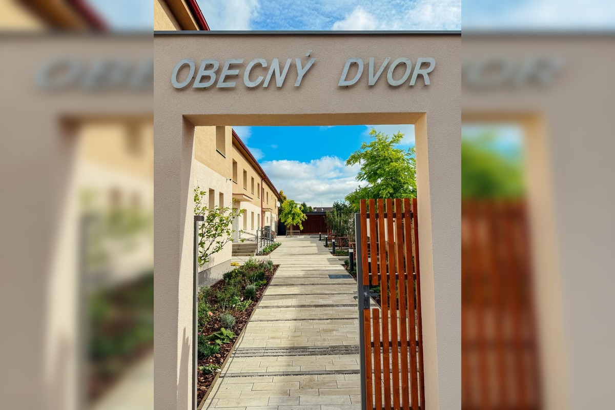 FOTO: V Modranke sa skrášli priestor pred kultúrnym domom, foto 2