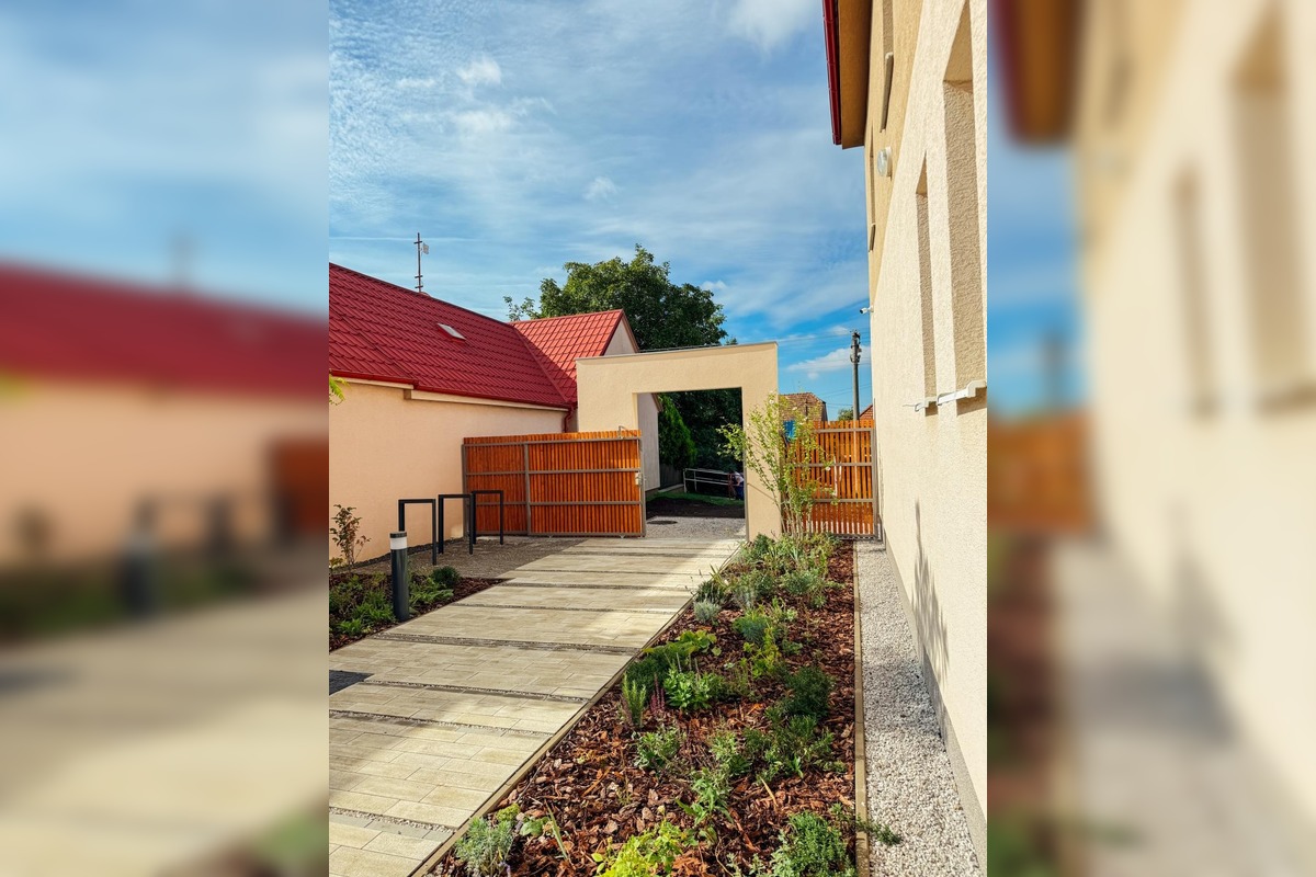 FOTO: V Modranke sa skrášli priestor pred kultúrnym domom, foto 6