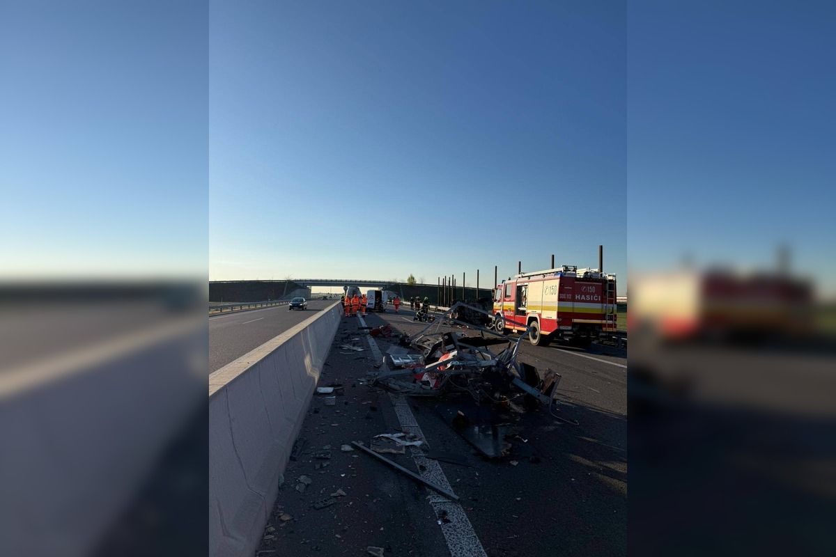 FOTO: Vrtuľník zasahoval pri nehode na diaľnici R7 pri Šamoríne, foto 2