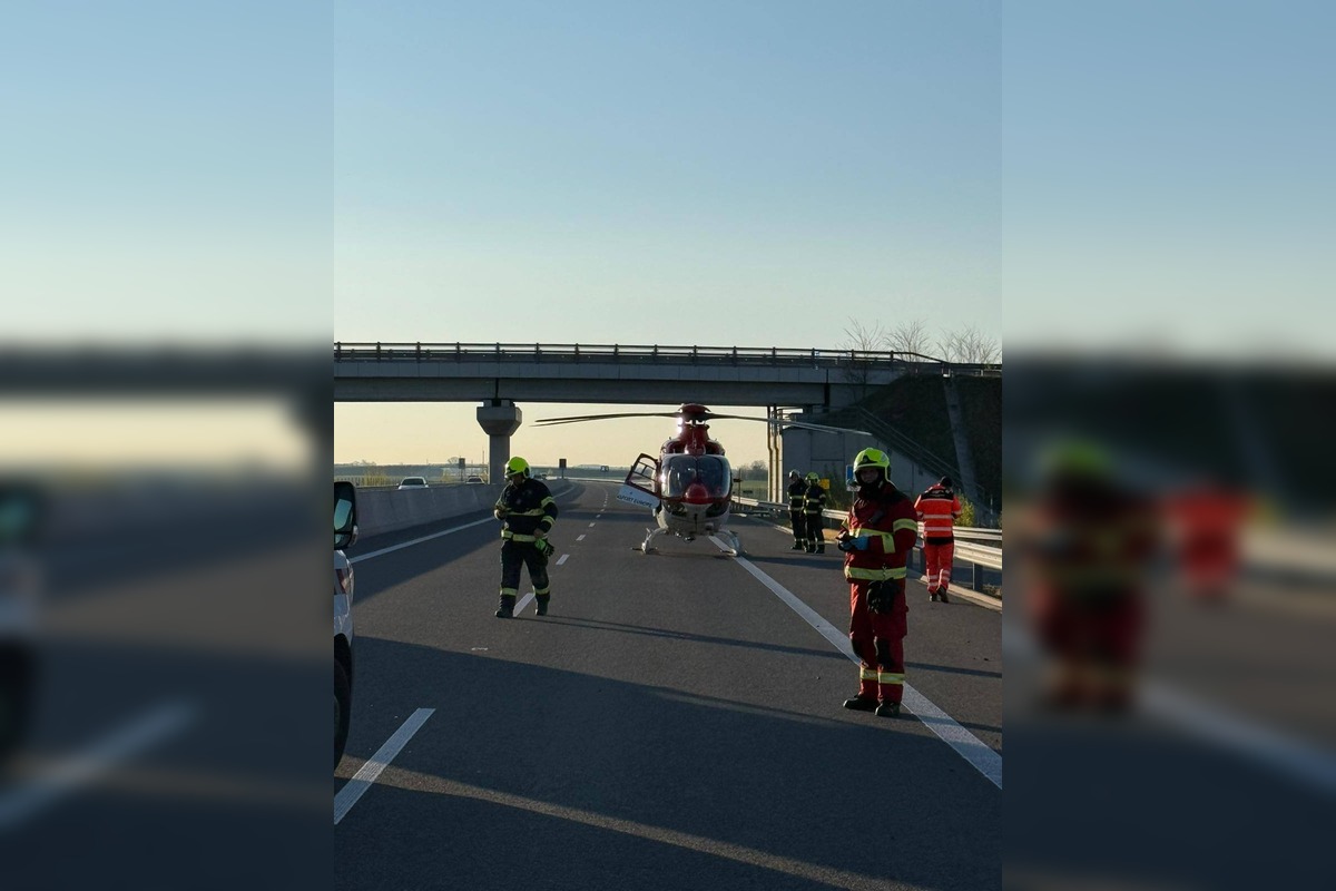 FOTO: Vrtuľník zasahoval pri nehode na diaľnici R7 pri Šamoríne, foto 5