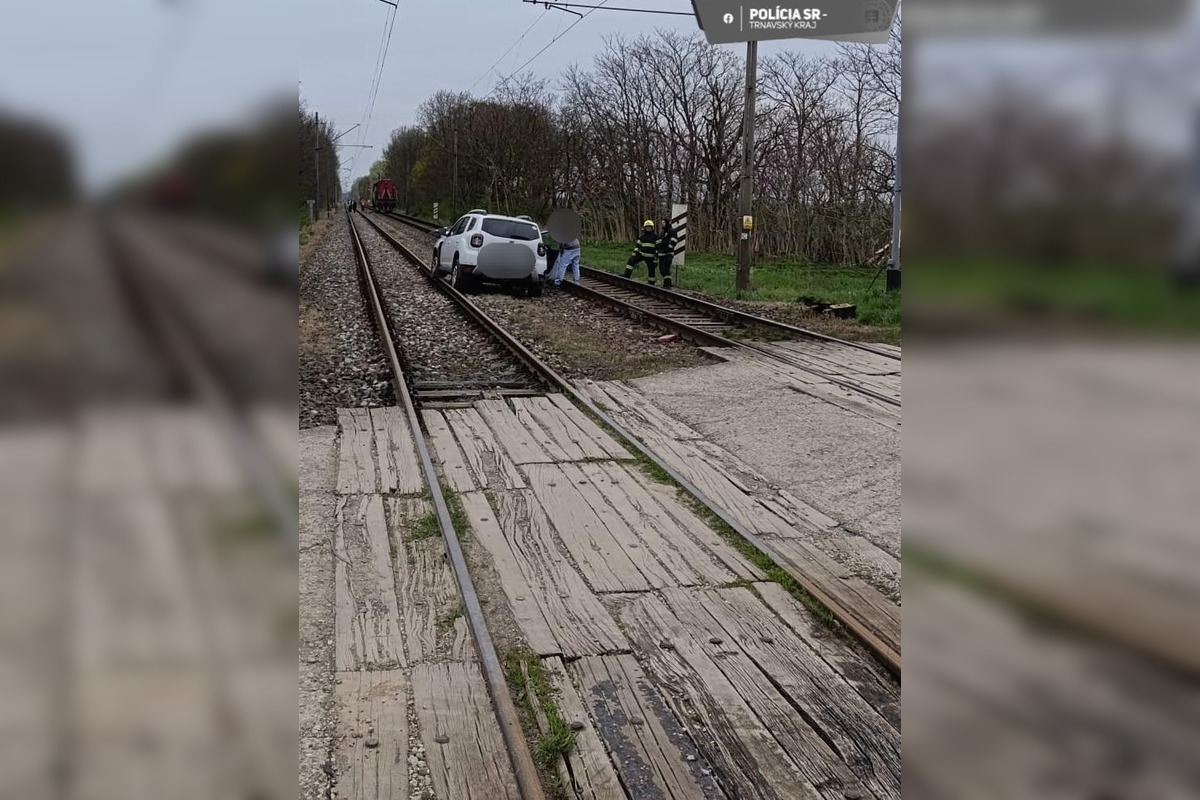 FOTO: Zrážka vlaku s autom pri Seredi, foto 1