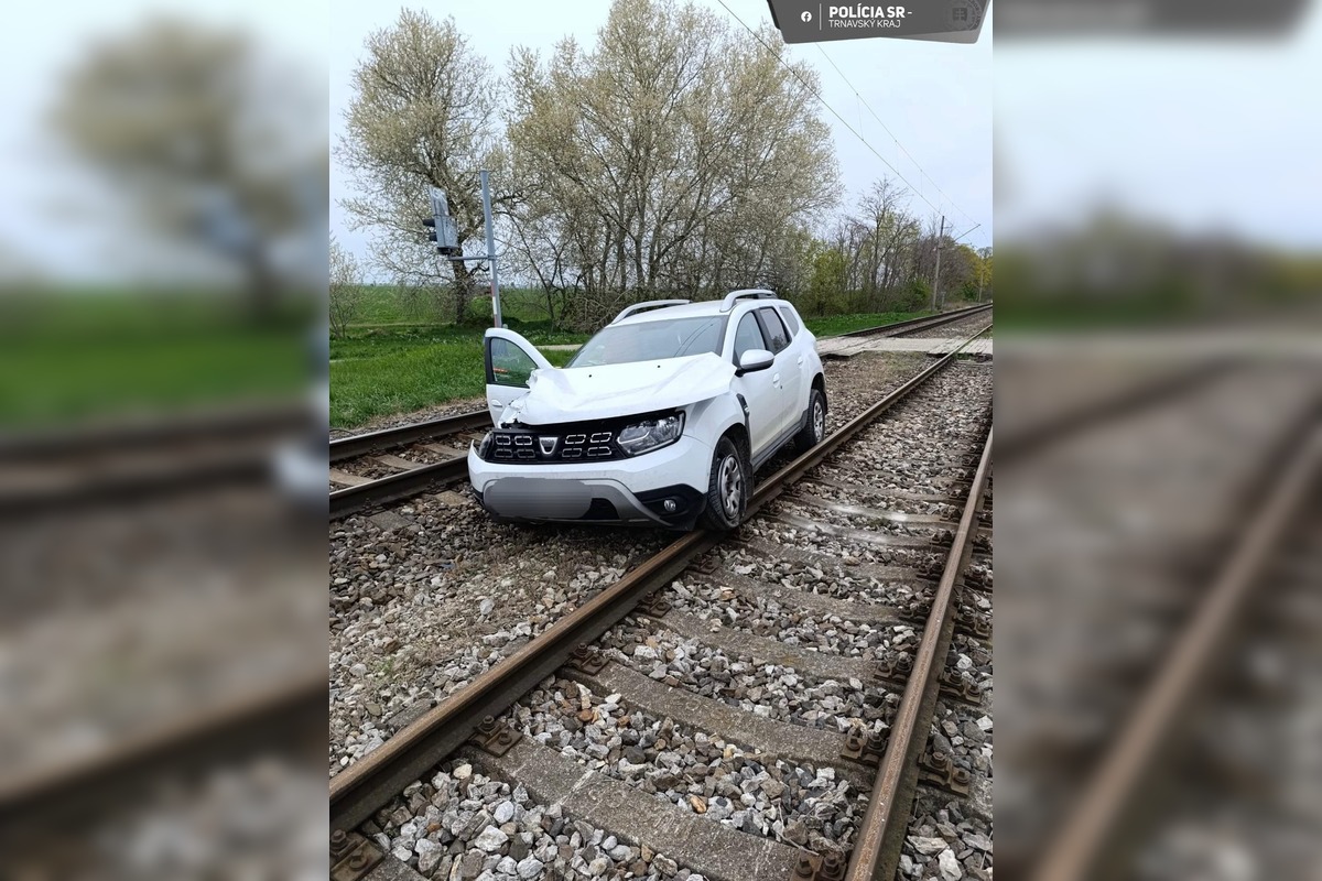 FOTO: Zrážka vlaku s autom pri Seredi, foto 2