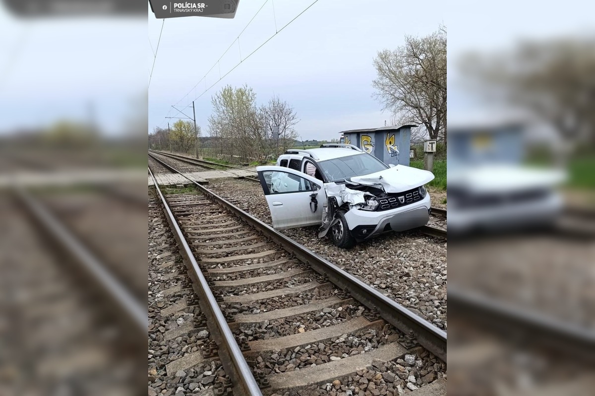 FOTO: Zrážka vlaku s autom pri Seredi, foto 3