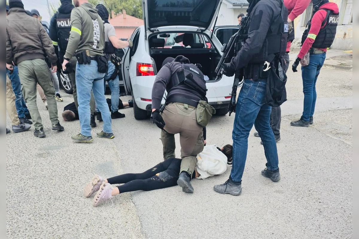 FOTO: Policajti zadržali muža, ktorý v marci zničil Kamenné námestie, foto 1