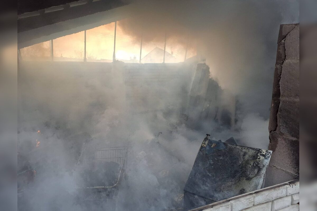 FOTO: Požiar stavby v Maduniciach a karavanu v Čiližskej Radvani, foto 1