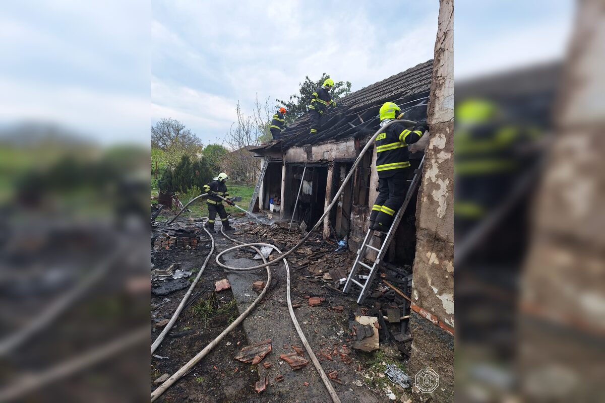 FOTO: Požiar stavby v Maduniciach a karavanu v Čiližskej Radvani, foto 4