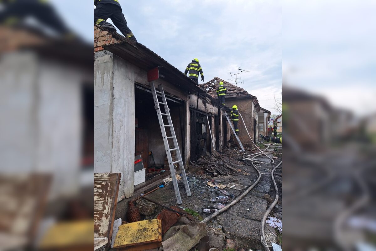 FOTO: Požiar stavby v Maduniciach a karavanu v Čiližskej Radvani, foto 5