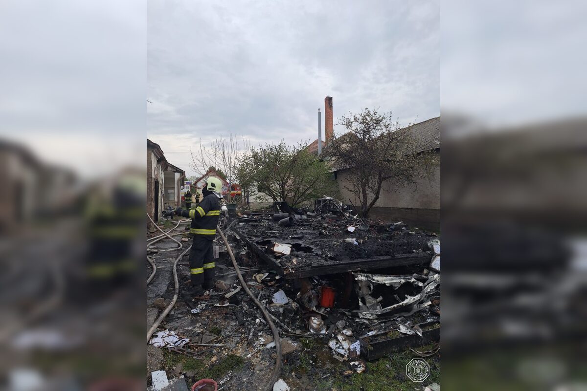 FOTO: Požiar stavby v Maduniciach a karavanu v Čiližskej Radvani, foto 6