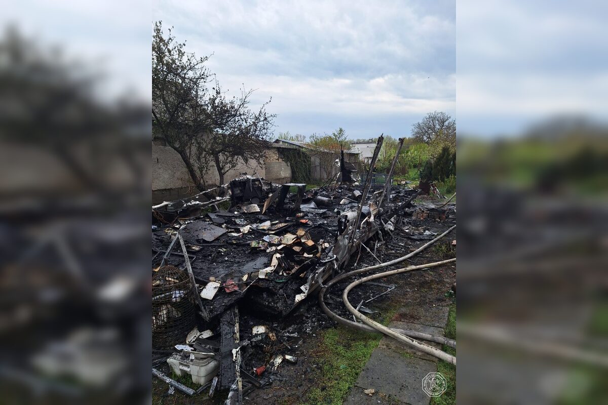 FOTO: Požiar stavby v Maduniciach a karavanu v Čiližskej Radvani, foto 7