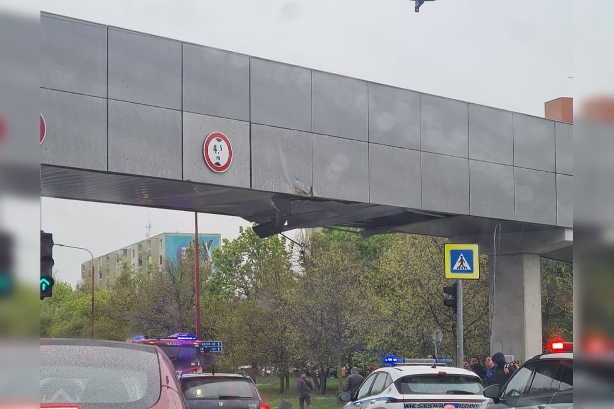 FOTO: V Trnave na Hlbokej ulici došlo ku kurióznej dopravnej nehode, foto 1