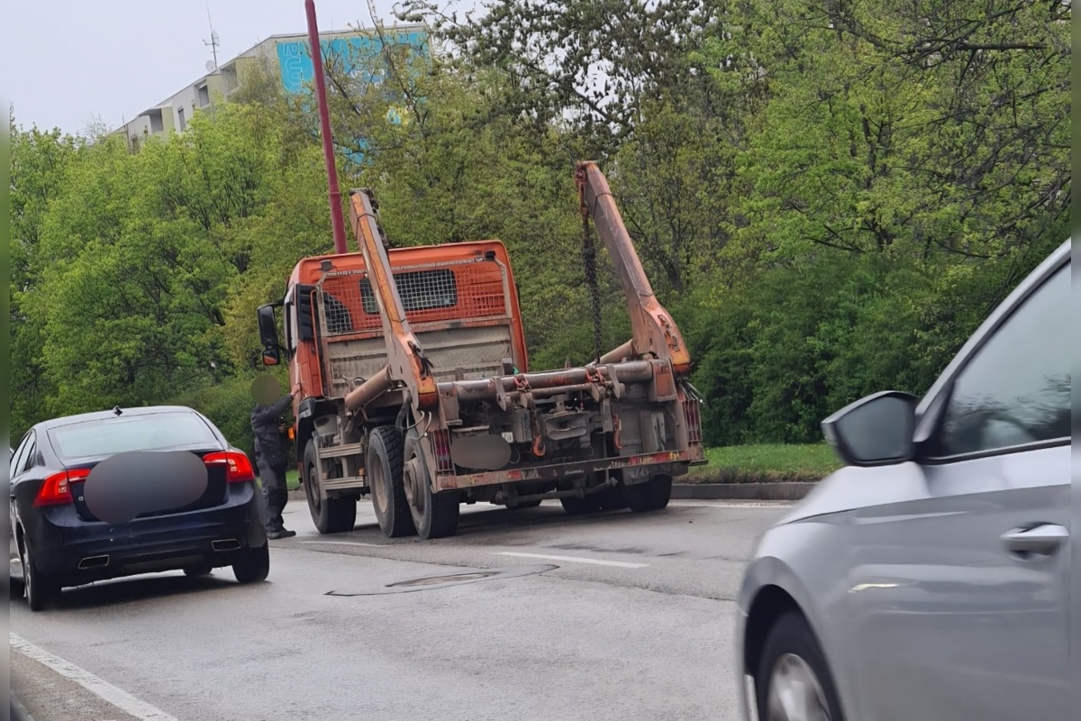 FOTO: V Trnave na Hlbokej ulici došlo ku kurióznej dopravnej nehode, foto 3