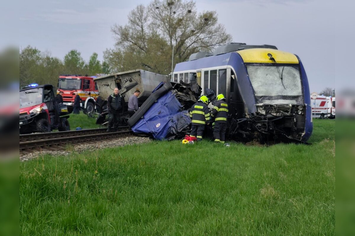 FOTO: Tragická dopravná nehoda vlaku z nákladným autom, foto 3