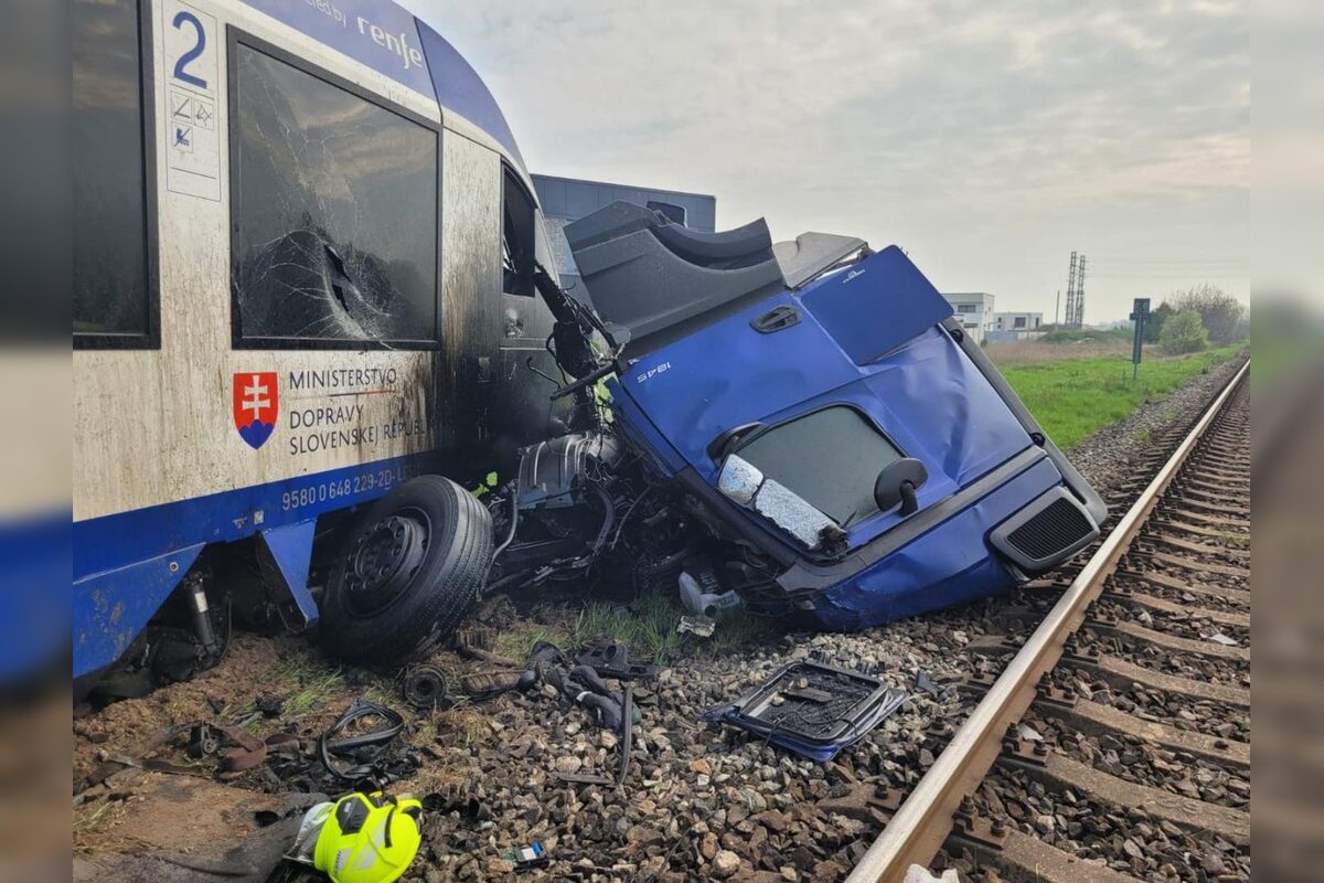 FOTO: Tragická dopravná nehoda vlaku z nákladným autom, foto 4