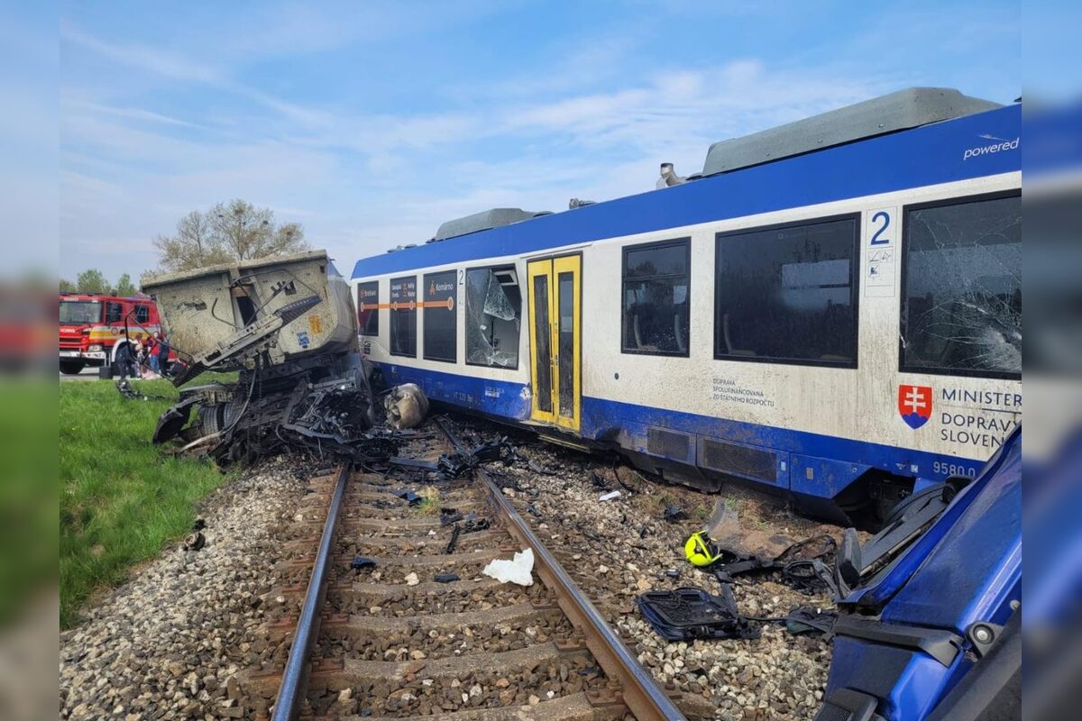 FOTO: Tragická dopravná nehoda vlaku z nákladným autom, foto 5