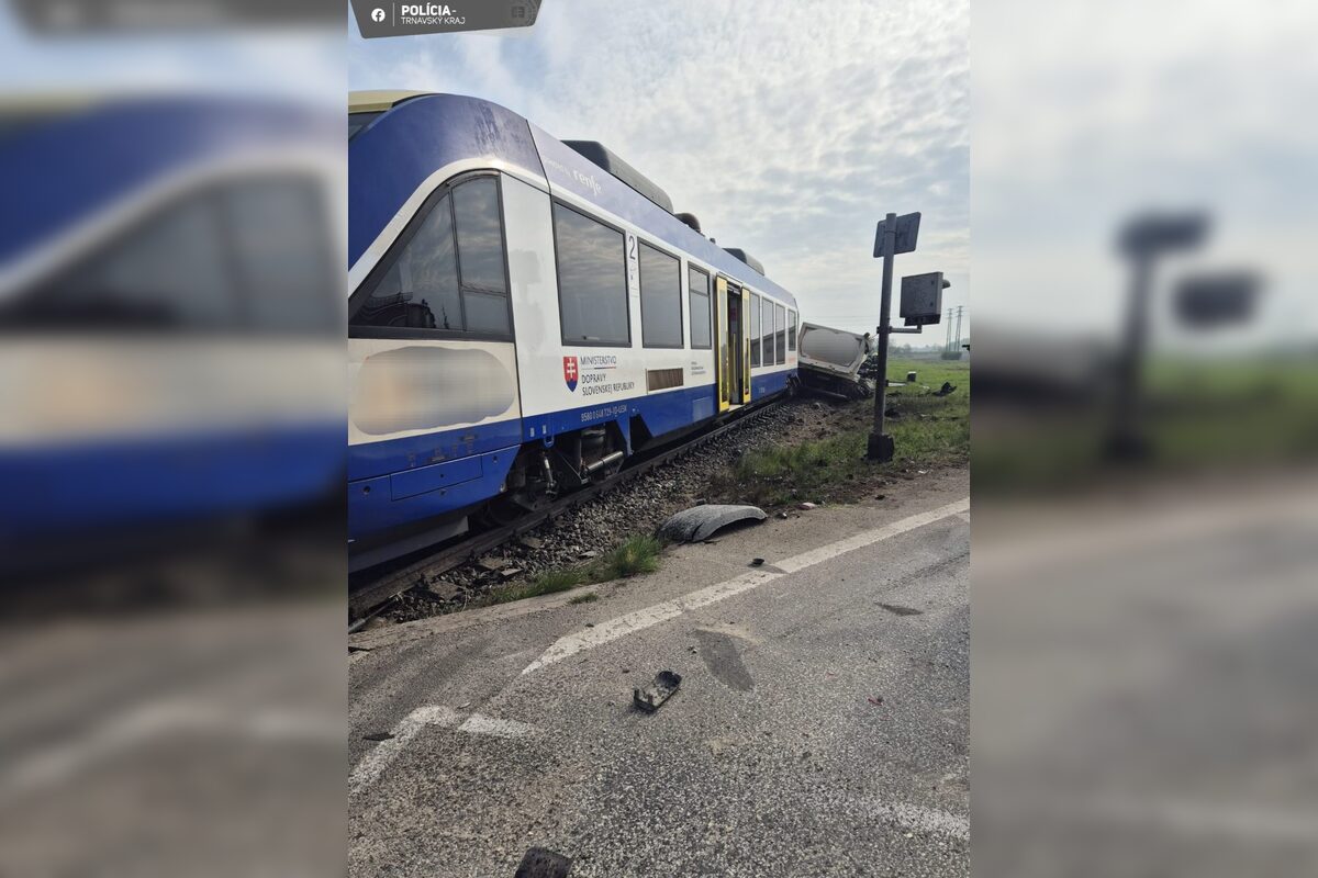 FOTO: Tragická dopravná nehoda vlaku z nákladným autom, foto 6
