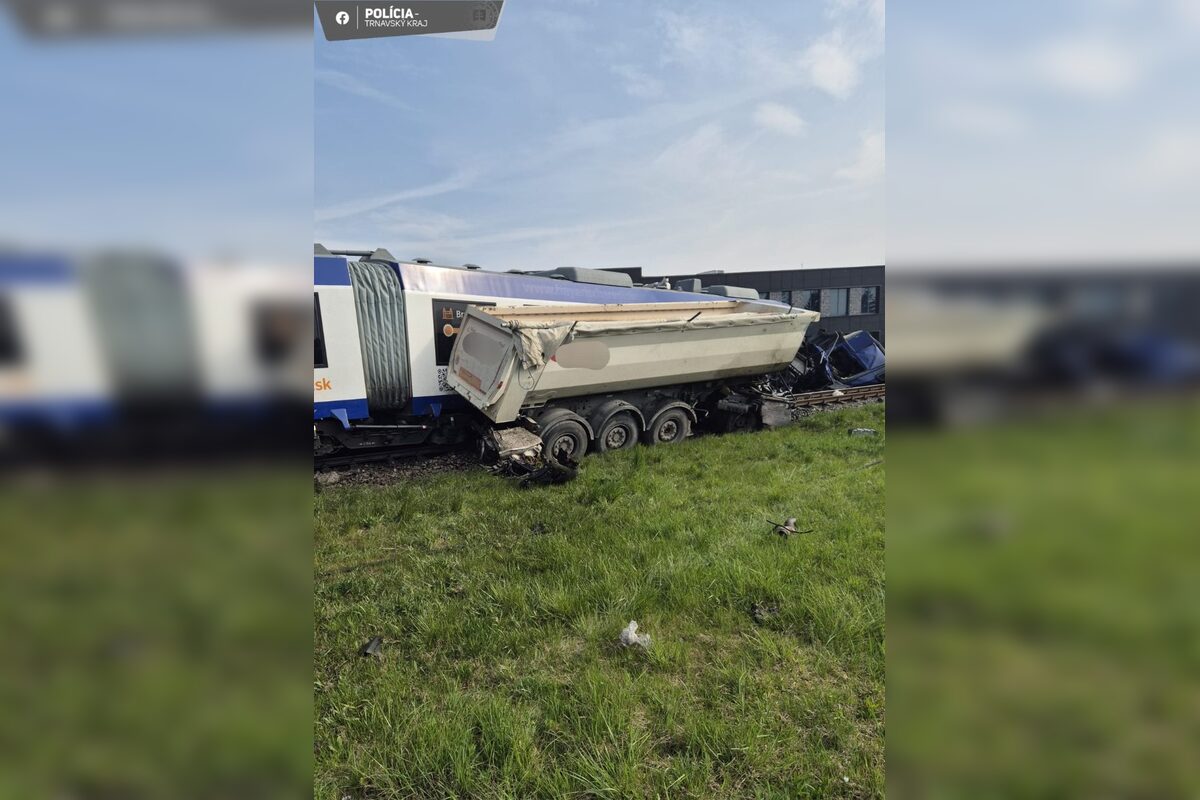 FOTO: Tragická dopravná nehoda vlaku z nákladným autom, foto 7