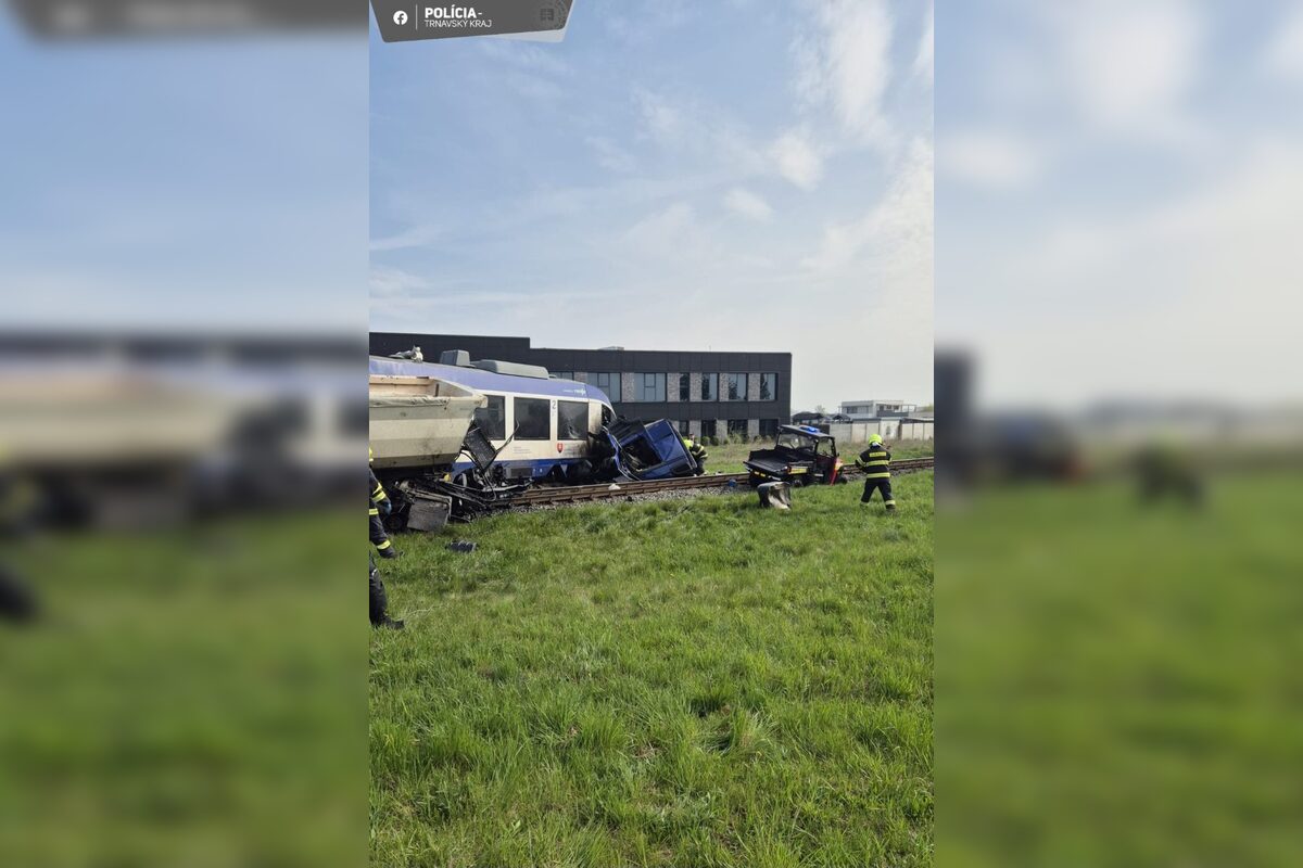 FOTO: Tragická dopravná nehoda vlaku z nákladným autom, foto 8