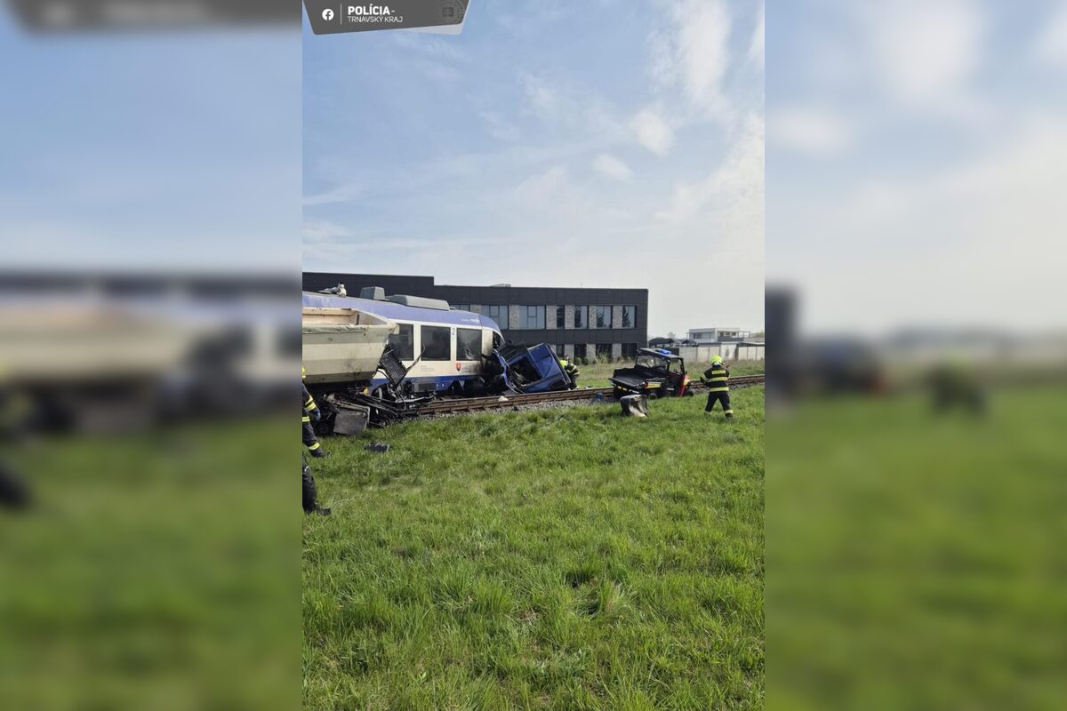 FOTO: Dramatická zrážka vlaku s nákladiakom, foto 1