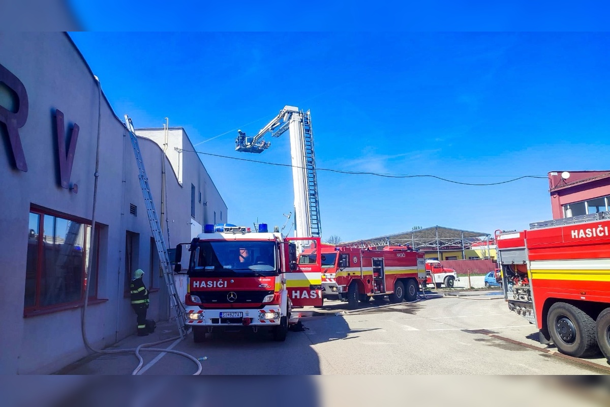 FOTO: V areáli automobilovej spoločnosti v Holíči vypukol požiar, foto 1