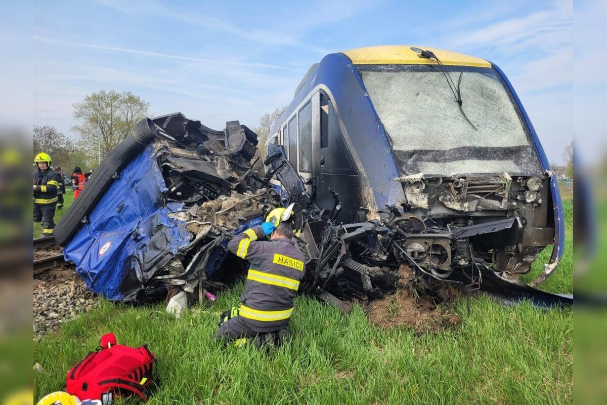 FOTO: Pri zrážke vlaku s kamiónom pri Dunajskej Strede zomrel 58-ročný kamionista a jazdec na koni Marián, foto 12