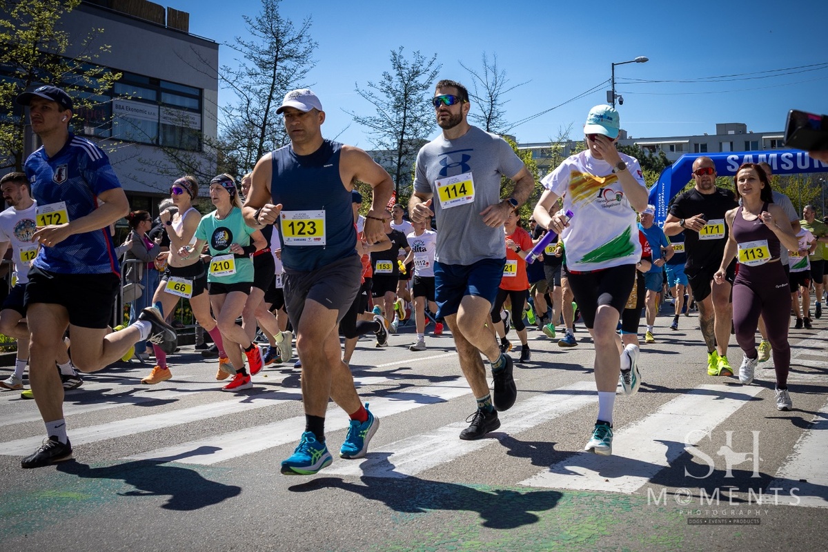 FOTO: Klobúk dolu!  91-ročný Dezider sa postavil na štart preteku v Galante, zdolal ho bez problémov, foto 1