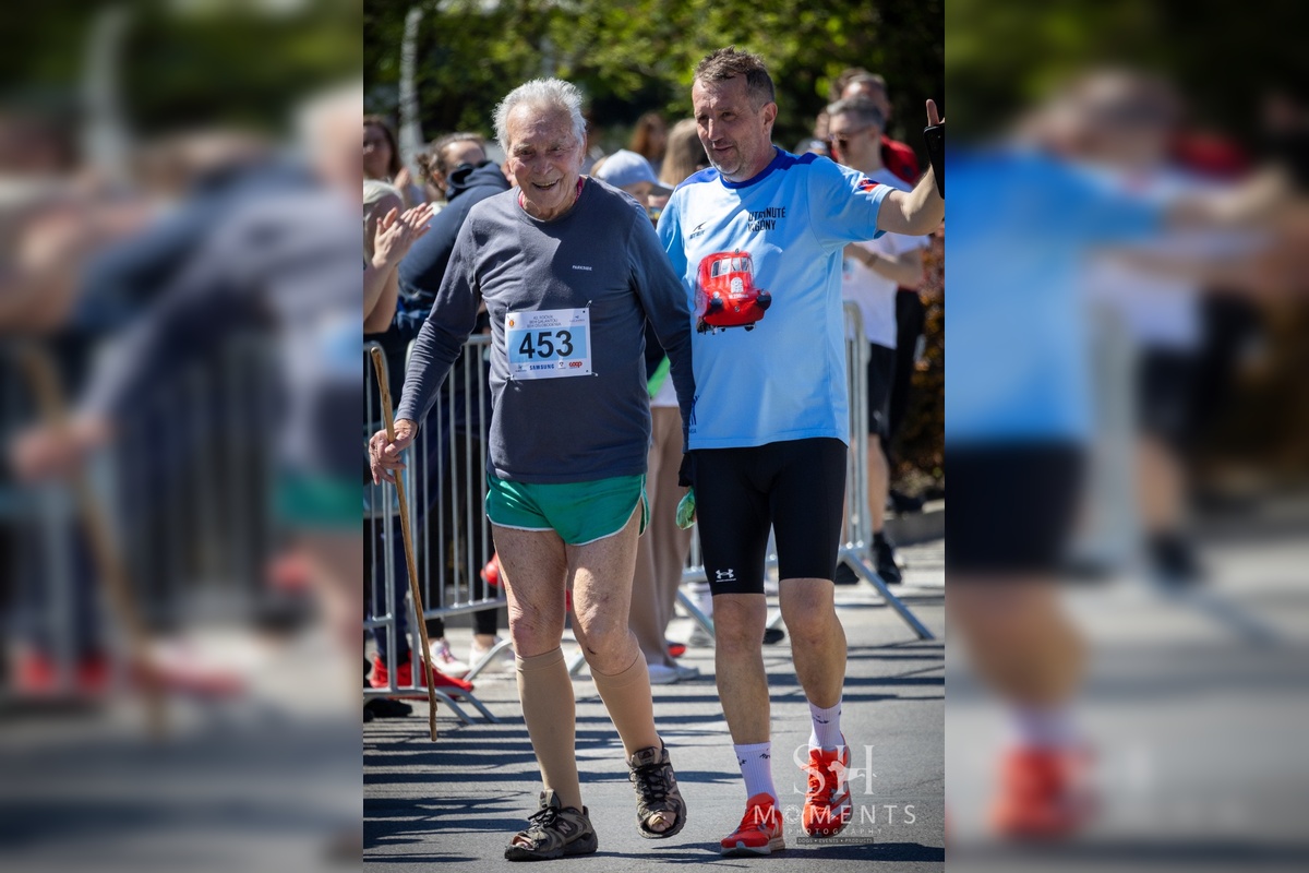 FOTO: Klobúk dolu!  91-ročný Dezider sa postavil na štart preteku v Galante, zdolal ho bez problémov, foto 2