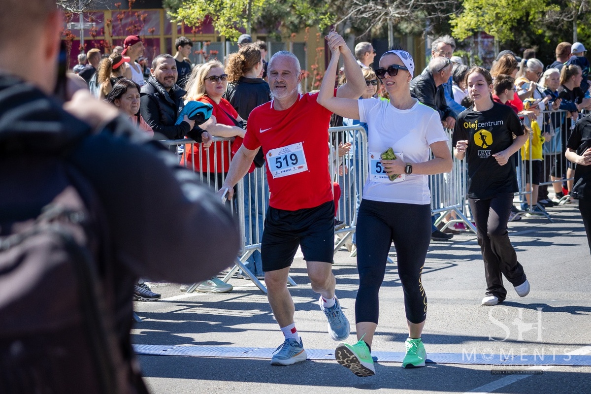 FOTO: Klobúk dolu!  91-ročný Dezider sa postavil na štart preteku v Galante, zdolal ho bez problémov, foto 5
