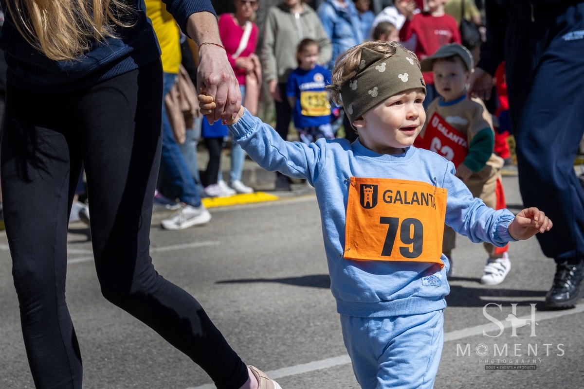 FOTO: Klobúk dolu!  91-ročný Dezider sa postavil na štart preteku v Galante, zdolal ho bez problémov, foto 9