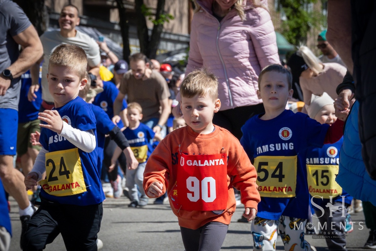 FOTO: Klobúk dolu!  91-ročný Dezider sa postavil na štart preteku v Galante, zdolal ho bez problémov, foto 10