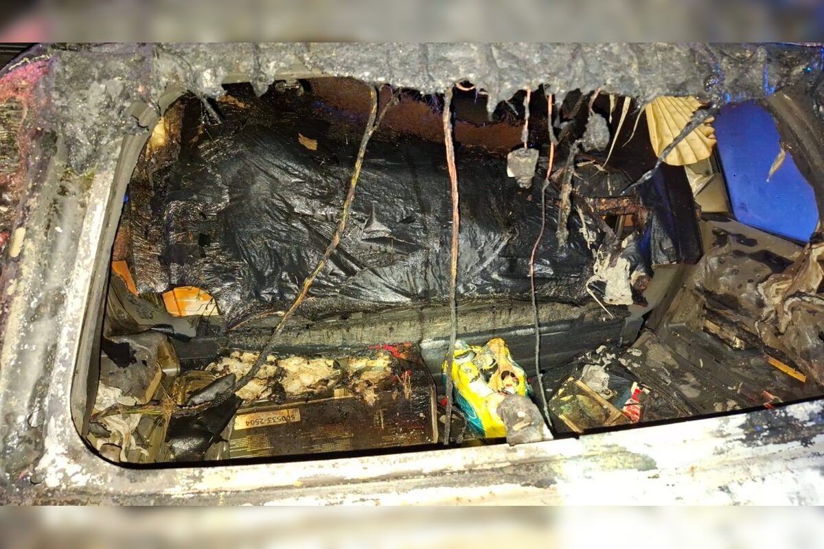 FOTO: Plamene poškodili auto, motocykel aj kontajner, foto 1