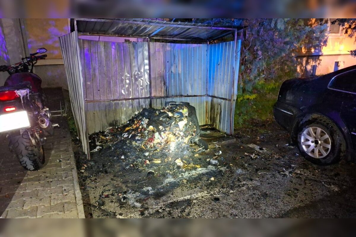 FOTO: Plamene poškodili auto, motocykel aj kontajner, foto 2