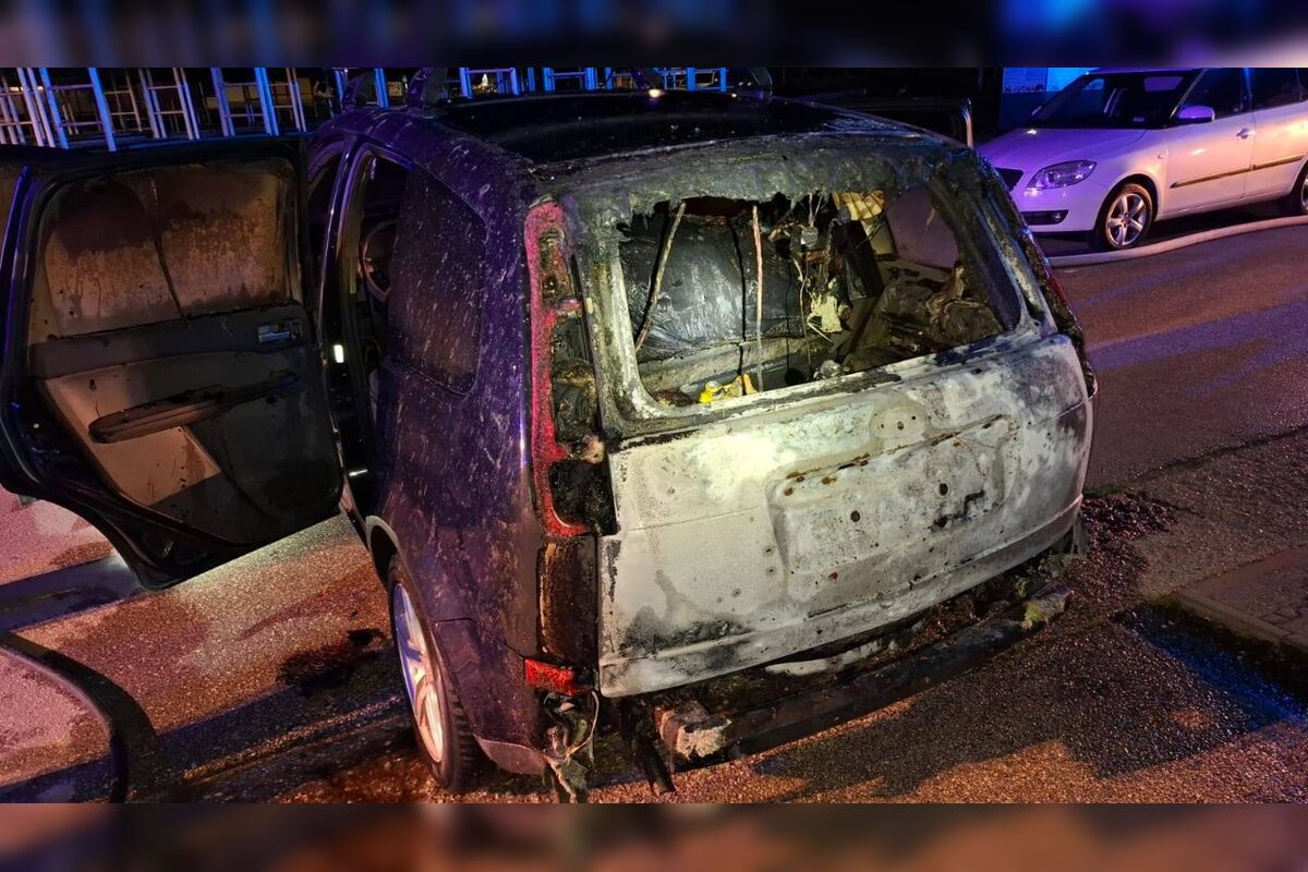 FOTO: Plamene poškodili auto, motocykel aj kontajner, foto 3