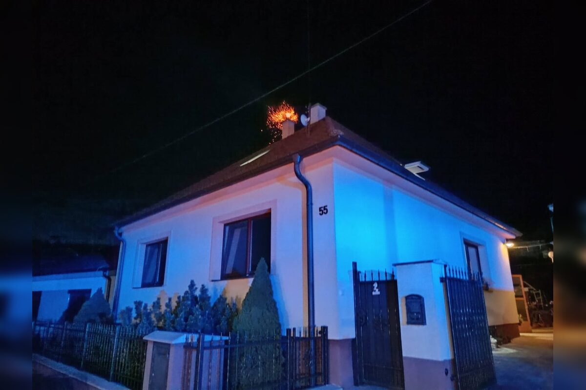 FOTO: Komín rodinného domu v obci Hubina horel, zasiahnúť museli dobrovoľní hasiči, foto 1