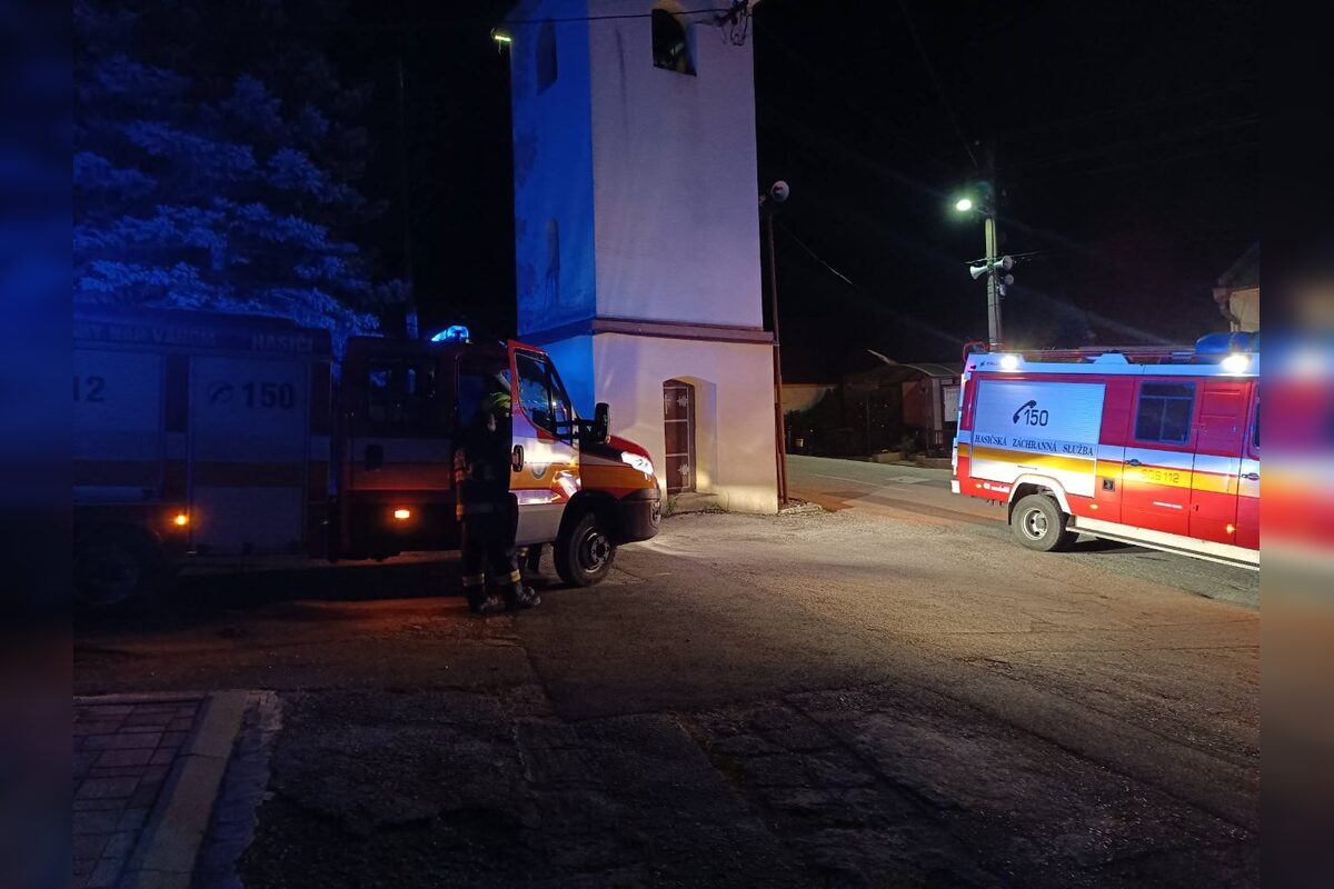 FOTO: Komín rodinného domu v obci Hubina horel, zasiahnúť museli dobrovoľní hasiči, foto 3