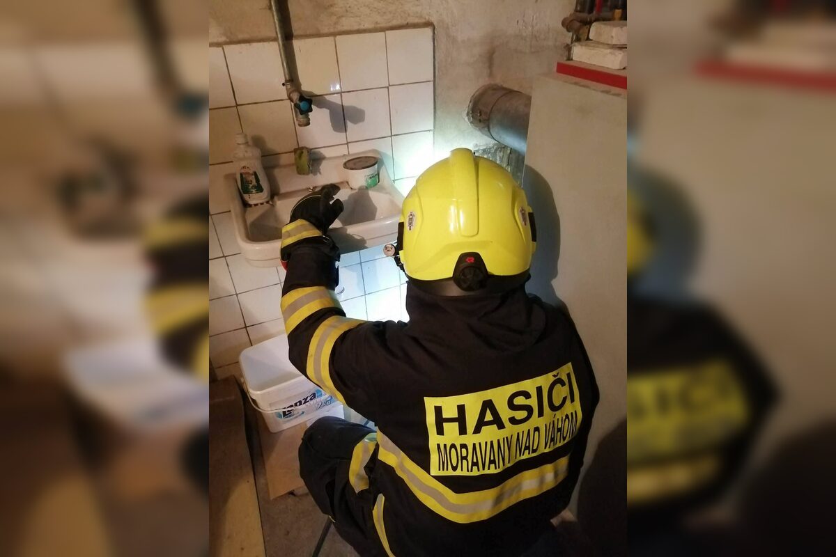 FOTO: Komín rodinného domu v obci Hubina horel, zasiahnúť museli dobrovoľní hasiči, foto 4