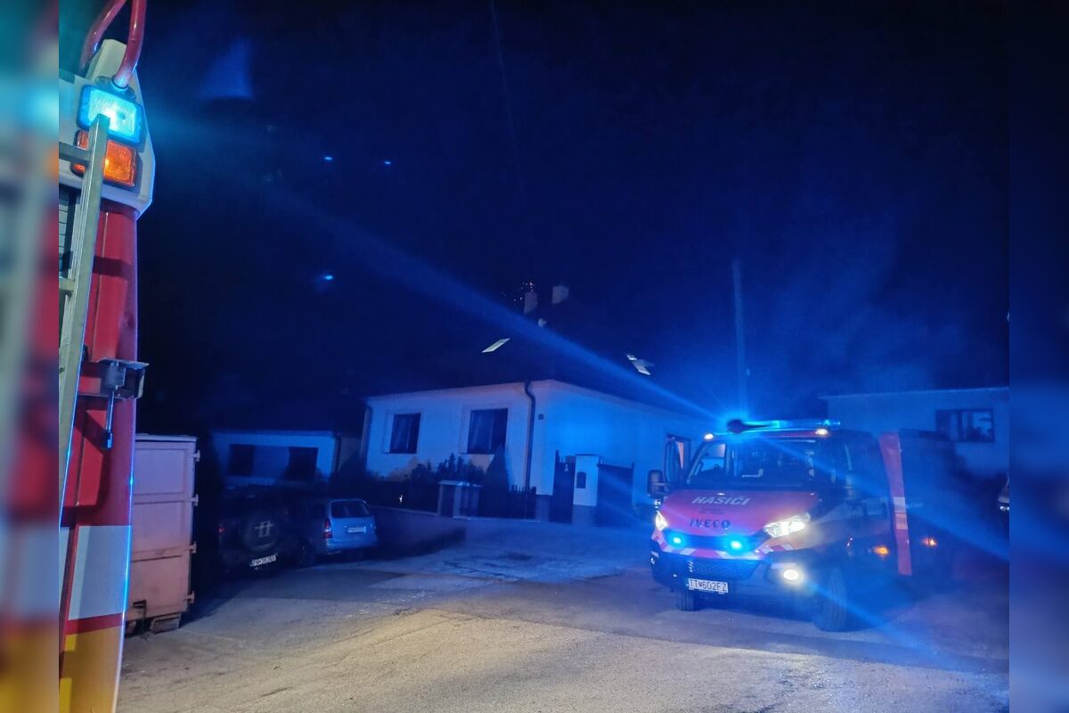 FOTO: Komín rodinného domu v obci Hubina horel, zasiahnúť museli dobrovoľní hasiči, foto 5