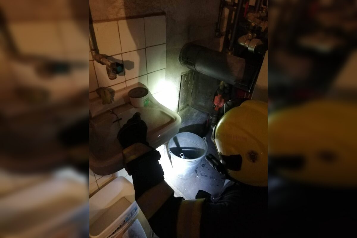 FOTO: Komín rodinného domu v obci Hubina horel, zasiahnúť museli dobrovoľní hasiči, foto 6