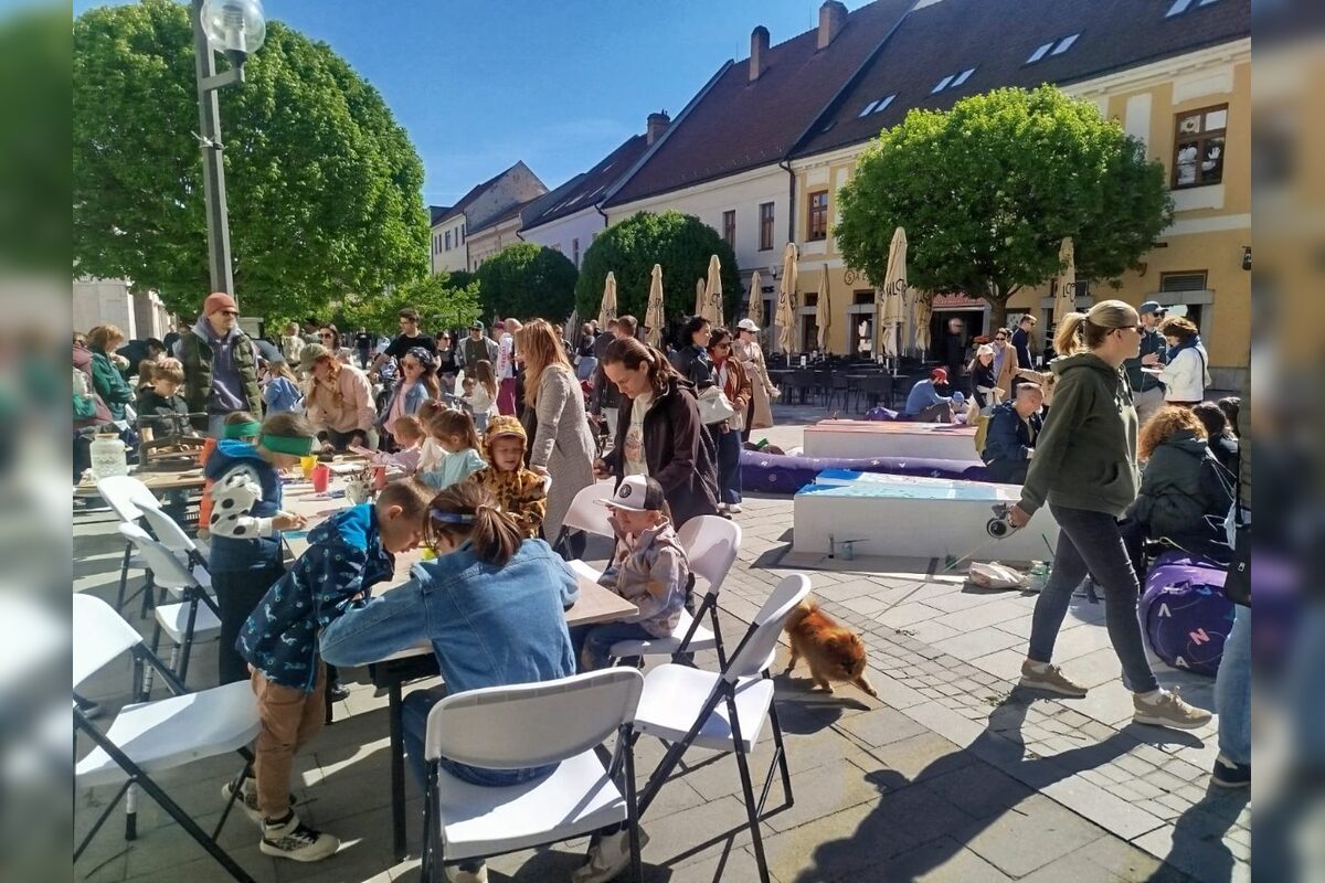 FOTO: Hlavná ulica v Trnave sa opäť zmenila na ateliér. Vznikol nový hastag #TRNAVA, foto 1