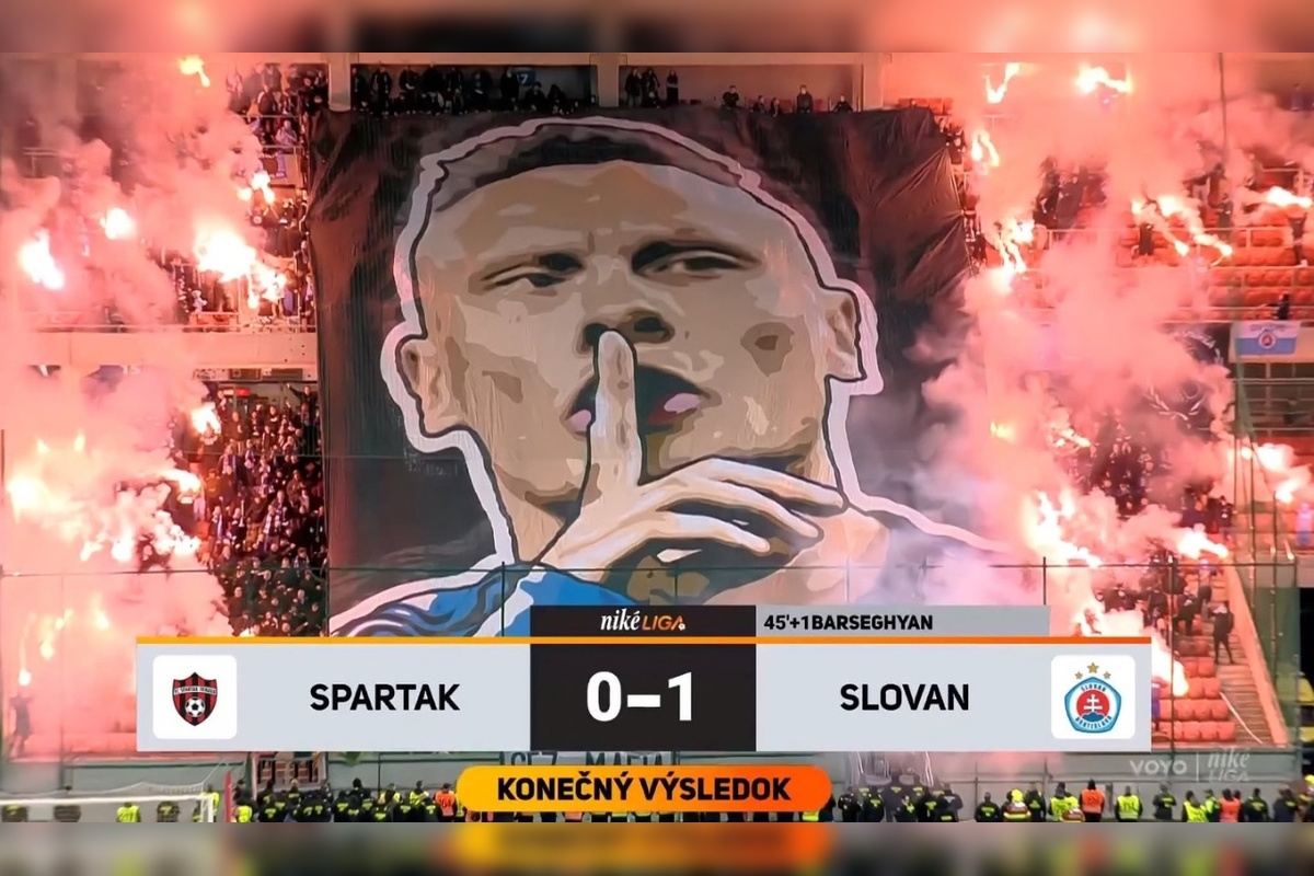 FOTO: Na derby v Trnave to vrelo. Horiace šály, dym na tribúnach a masívne policajné manévre, foto 1