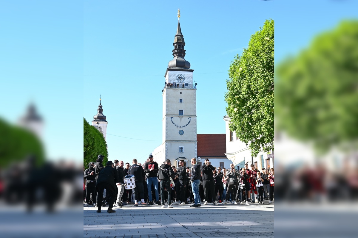 FOTO: Na derby v Trnave to vrelo. Horiace šály, dym na tribúnach a masívne policajné manévre, foto 2
