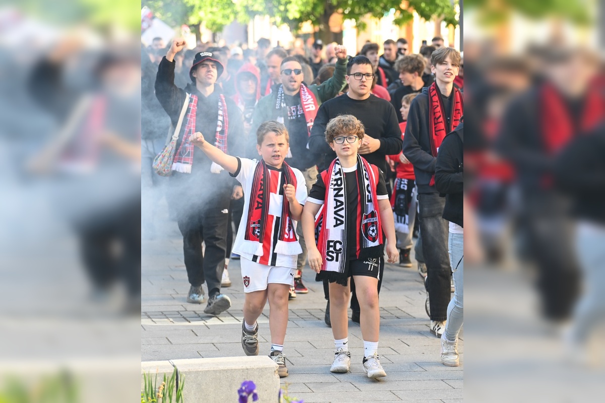 FOTO: Na derby v Trnave to vrelo. Horiace šály, dym na tribúnach a masívne policajné manévre, foto 3