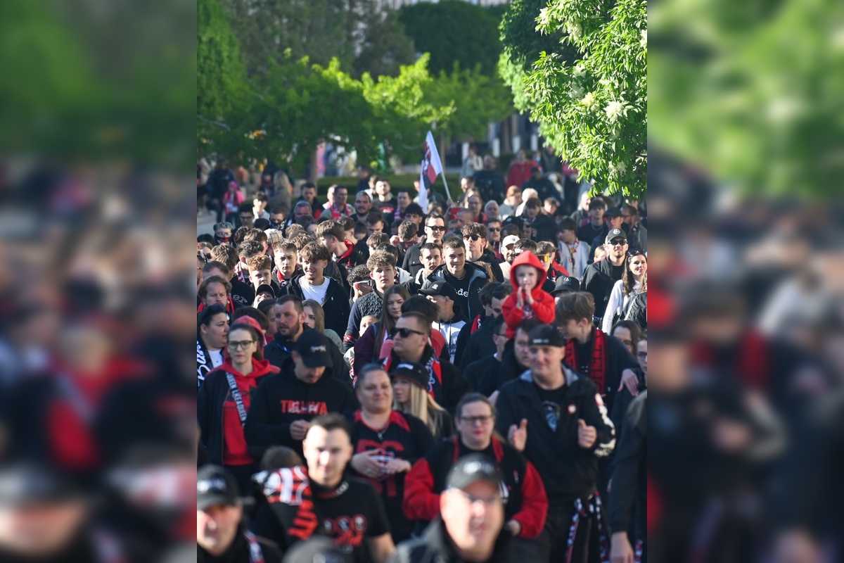 FOTO: Na derby v Trnave to vrelo. Horiace šály, dym na tribúnach a masívne policajné manévre, foto 4