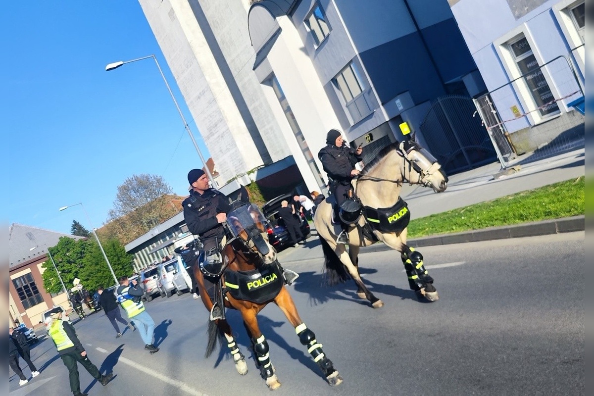 FOTO: Na derby v Trnave to vrelo. Horiace šály, dym na tribúnach a masívne policajné manévre, foto 5